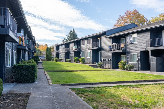 Courtyard - Sandy Terrace Apartments