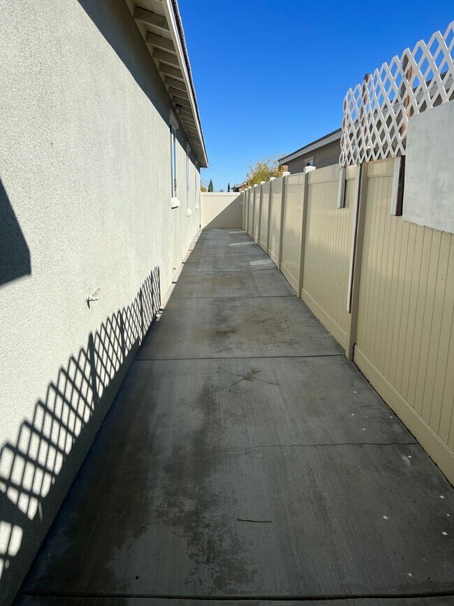 Building Photo - 3 Bedroom Plus Bonus Room Single Family Home For Rent in West Lancaster