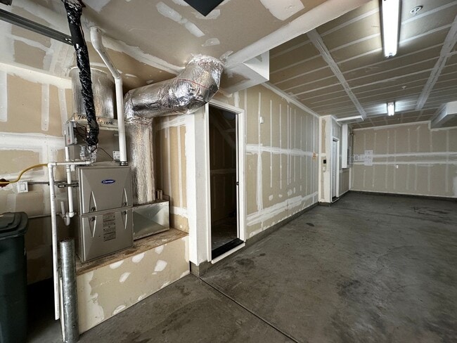 Building Photo - Tralee Village-Tri-Level Townhome, Modern ...