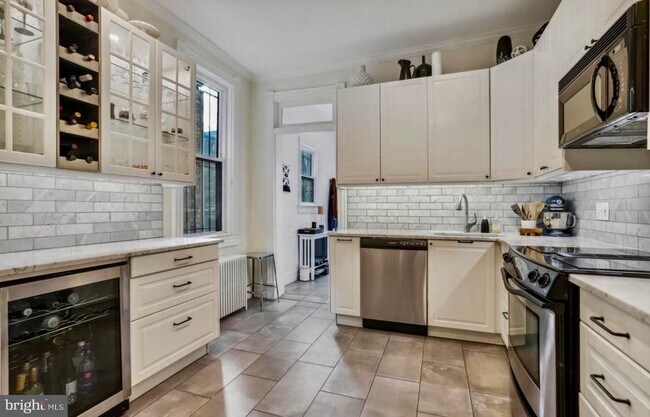 Building Photo - 726 3rd St NE