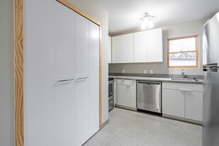 Building Photo - 831 S French Ave