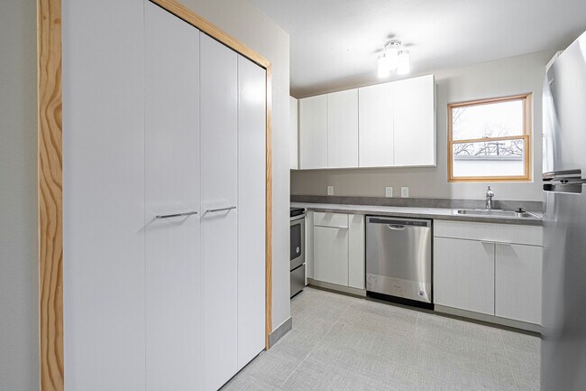 Building Photo - 831 S French Ave