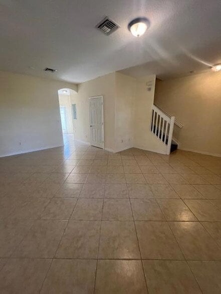 Building Photo - 211 E Thatch Palm Cir