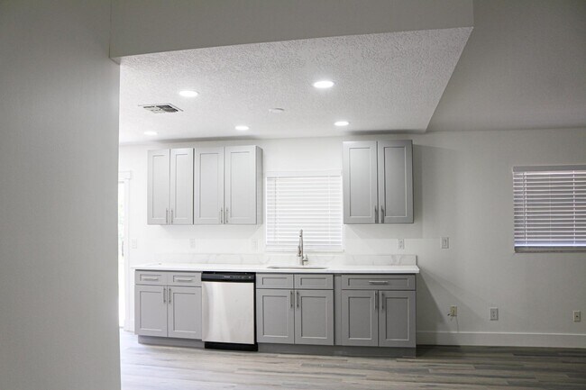 Building Photo - 2958 Bermuda Ave S