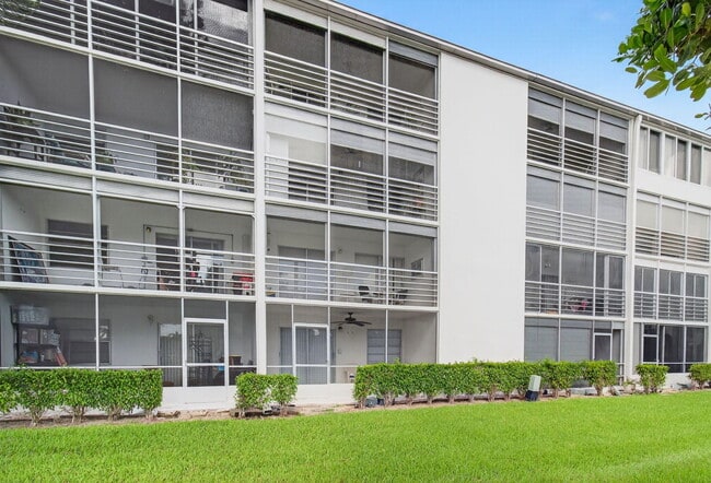 Building Photo - 2024 Hythe B