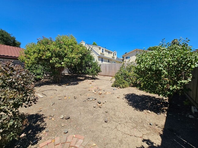 Building Photo - 2356-2356 Bushnell St