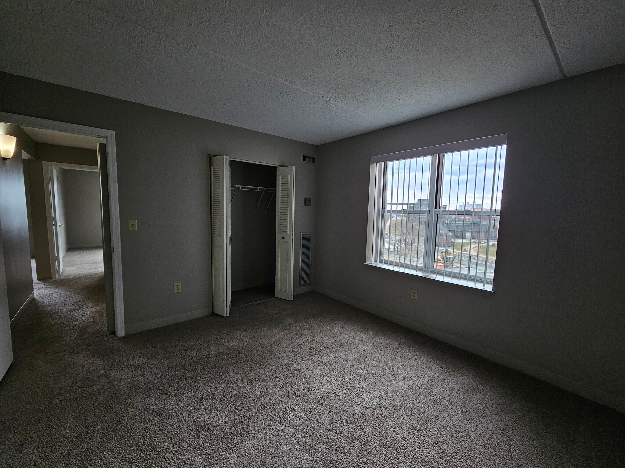 Building Photo - 1 S Point Dr