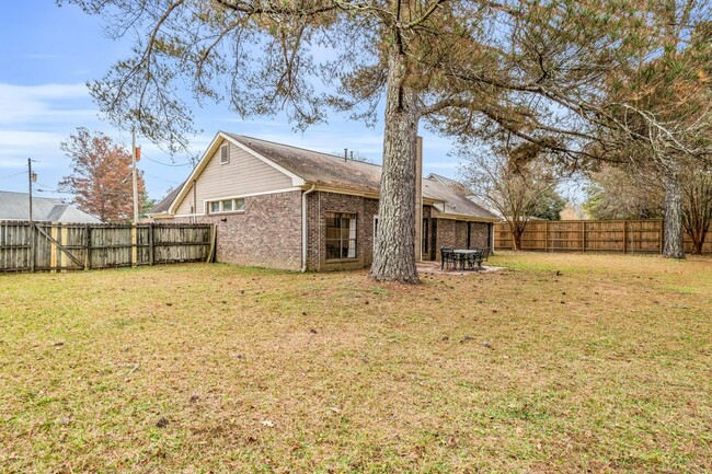 Building Photo - 125 N Chestnut Dr