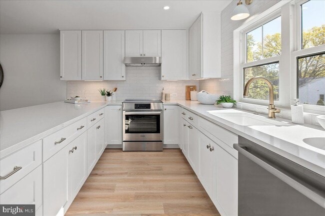 Building Photo - 909 N Irving St