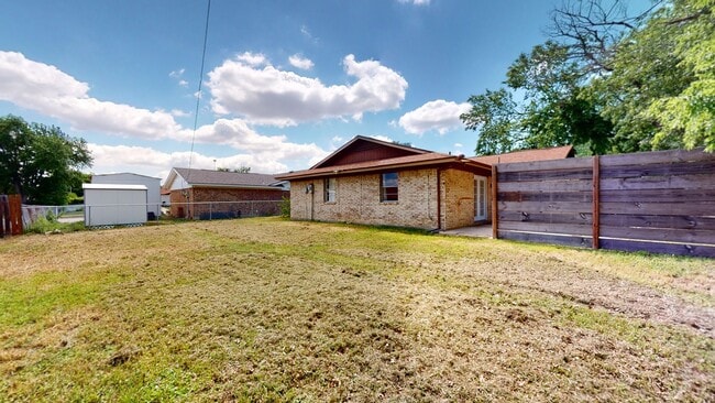 Building Photo - ALL TILE HOUSE MINUTES AWAY FROM FORT HOOD!