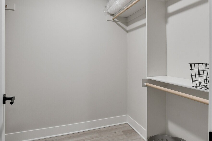 Walk in Closet - 1013 Park Ave