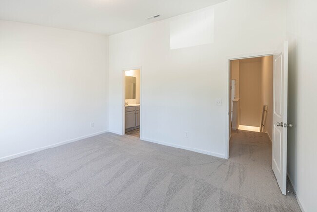 Building Photo - 2 Bedroom Townhome in Lowell