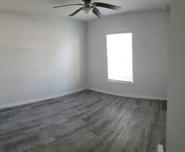 Building Photo - 49 Hemlock Radial