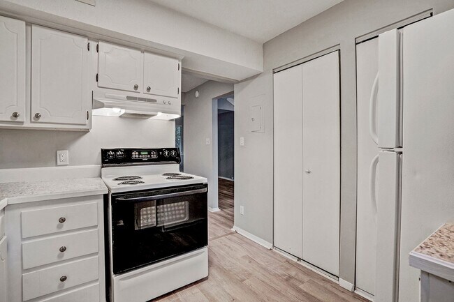 Building Photo - AVAILABLE NOW!! 2 Bedroom 2.5 Bathroom Townhome - Furnished!