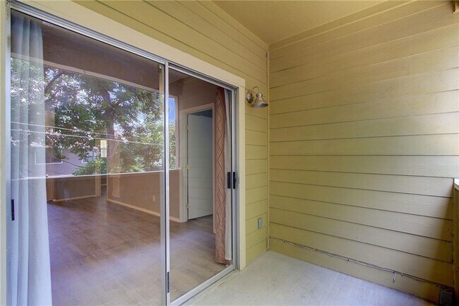 Building Photo - 808 W 29th St