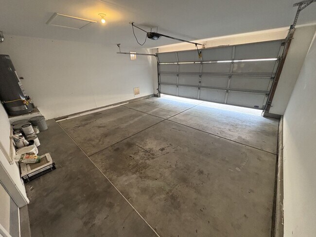 Building Photo - Move in ready east side rental