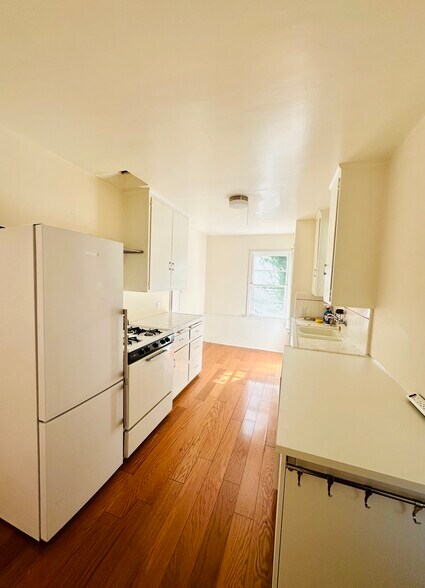 Building Photo - 941 Robinson St