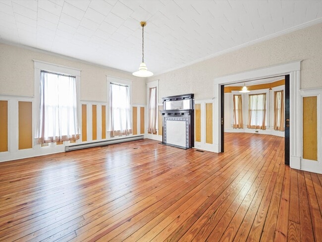 Building Photo - 4 Bedroom/2 Bath Home for Rent