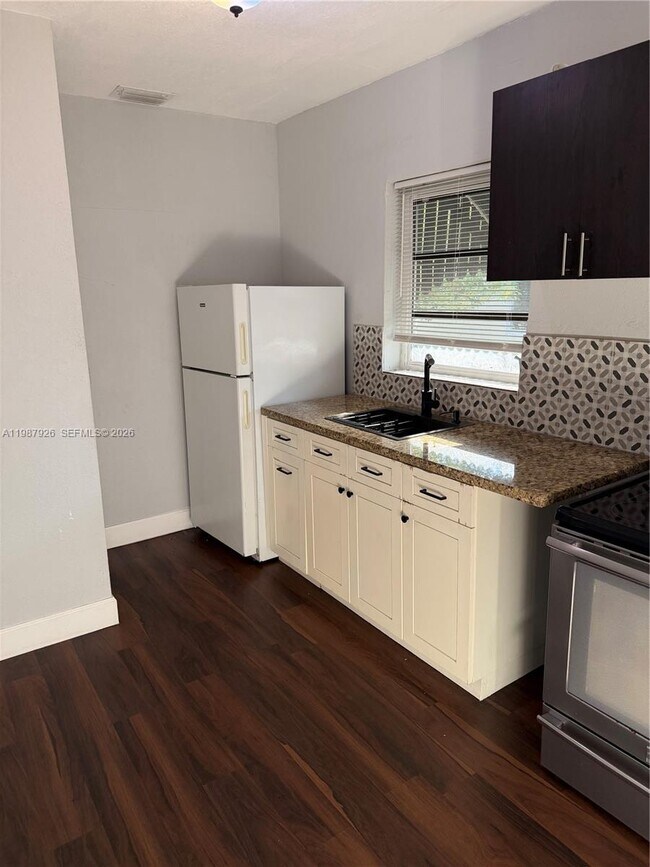 Building Photo - 217 E 48th St