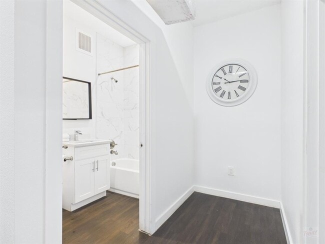 Building Photo - 1010 W 26th St