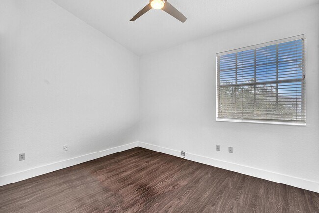 Building Photo - 725 SW 148th Ave