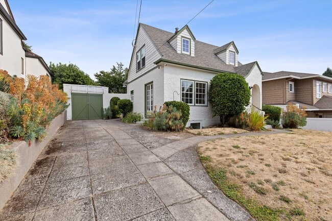 Building Photo - 7227 SE Hawthorne Blvd