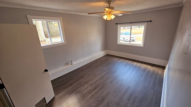 Building Photo - 3 BD 2 BA in Shamrock Village