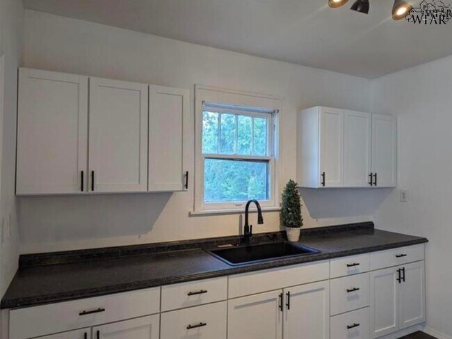 Building Photo - 1805 Tilden St
