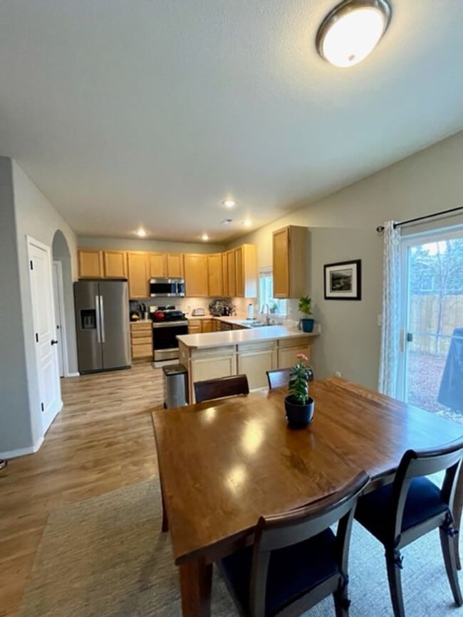 Building Photo - Beautiful 4 bedroom NW Bend Home!