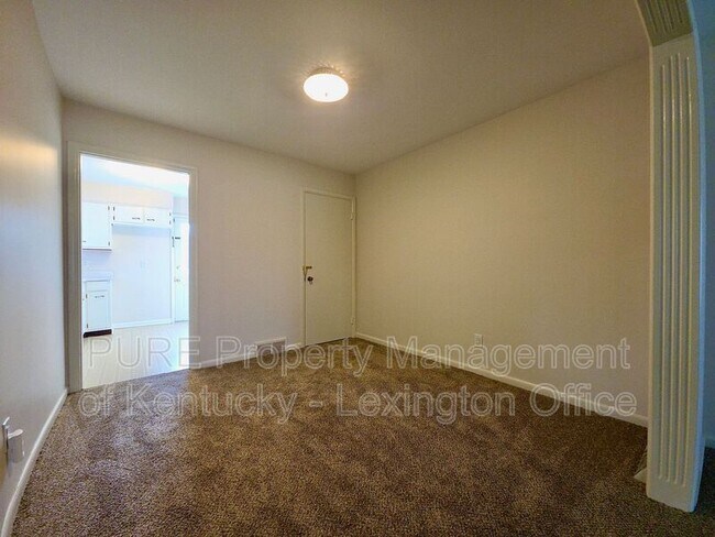 Building Photo - 114 Greenbrier Road