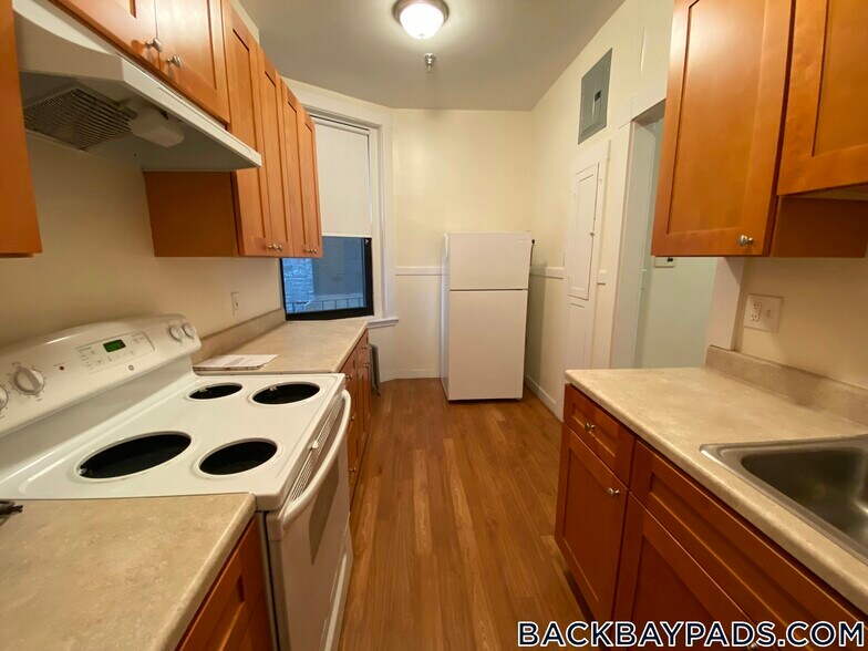 Building Photo - 504 Beacon St