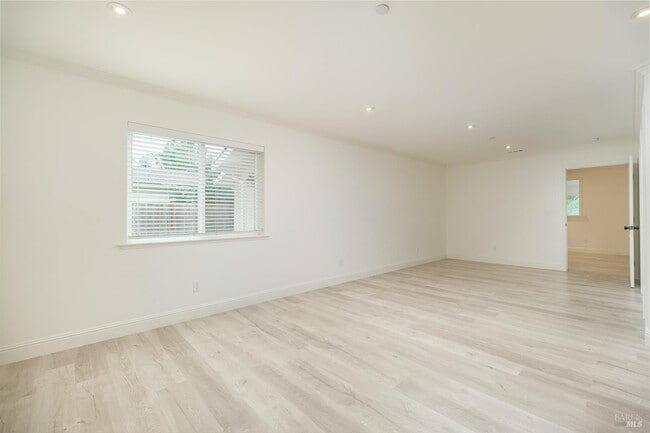 Building Photo - 996 Simmons Ln