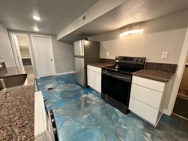 Building Photo - 613 Killarney Dr