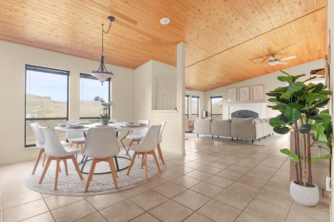 Building Photo - 112 Duck Ct