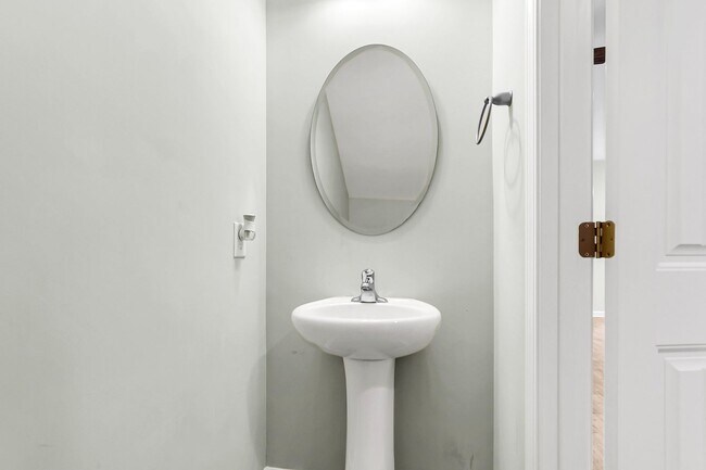 Building Photo - Beautiful Goose Creek Townhome!