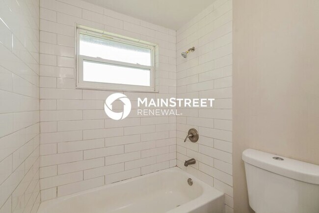 Building Photo - 3 Bedroom Pet-Friendly Home in DELAND, FL with Main Street Renewal