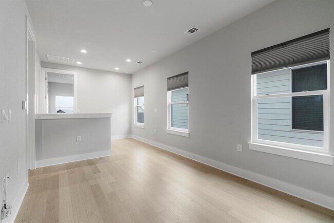 Building Photo - 6008 Florencia Ln