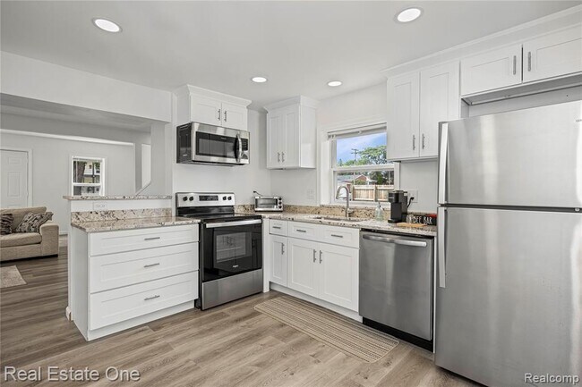 Building Photo - 3420 Fairmont Rd