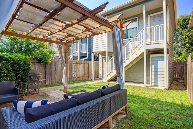 Building Photo - 213 W 26th St