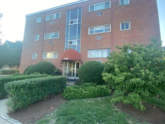 Building Photo - 1409 River St