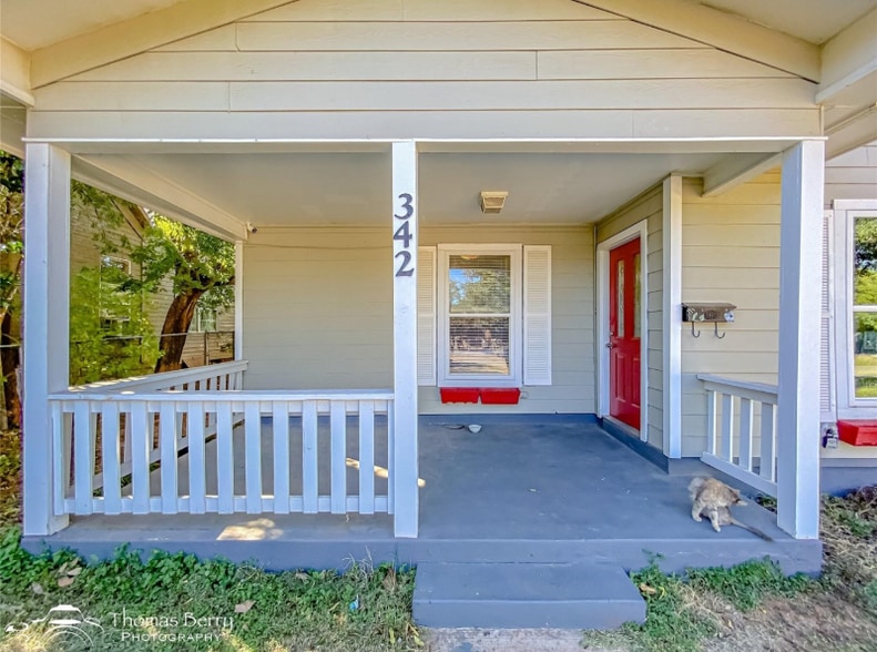 Building Photo - 342 Meander St