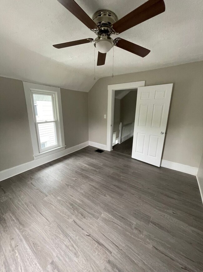 Building Photo - Three Bedroom House