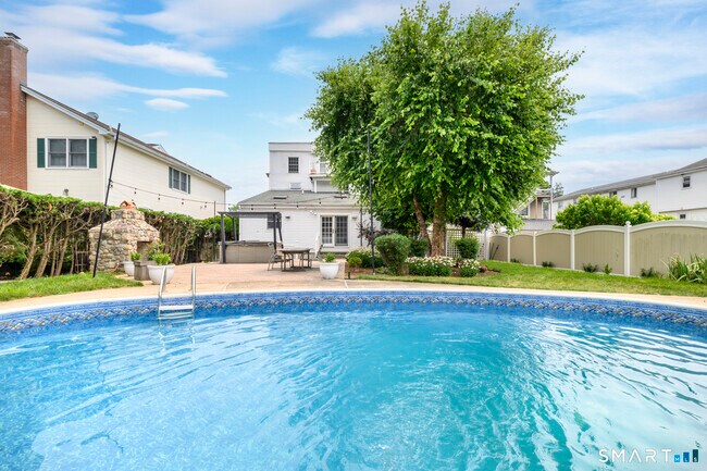 Building Photo - 18 Elm Tree Pl