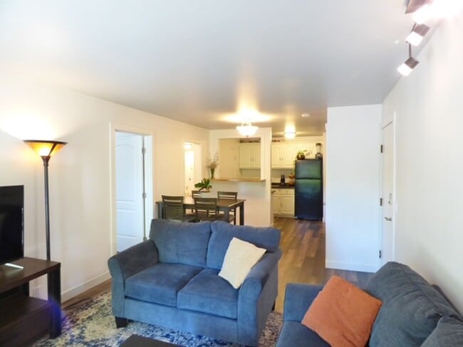 Building Photo - Downtown Living | 1 Bed • 1 Bath Ground-Level Condo | Available August 1!