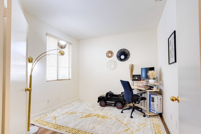 Building Photo - Gorgeous Single story home - walking dista...