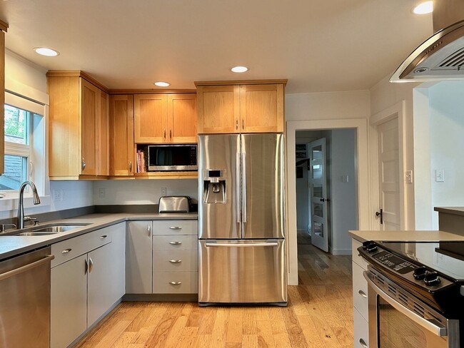 Building Photo - Fully Furnished House with lake views and ...