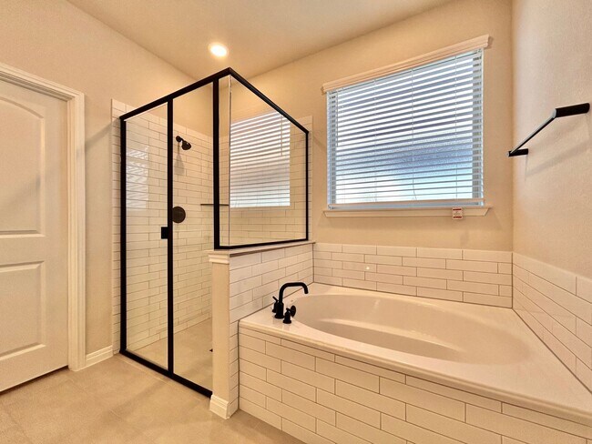 Building Photo - Spacious Modern 4/BR 3/BA Home with Stunning Features!