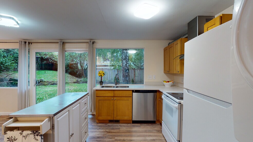 Kitchen with a lot of light from big window - 12405 NE 109th Pl