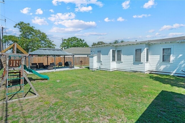 Building Photo - 4047 W Vanderbilt Dr