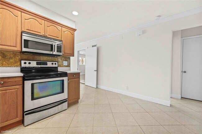 Building Photo - 3 br, 2 bath House - 2175 NE 56th St Apt 110